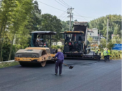 高溫“烤”驗顯擔當，公路建設早落成