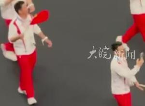 2024年巴黎奥运会闭幕式上 李雯雯手持国旗一路开心小跑 现场观众直呼：她好可爱！  去之前开玩笑:希望多给我镜头