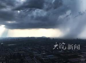 合肥7日傍晚黑云翻滚，市民拍下震撼场景，气象部门：未来几天安徽仍有强对流天气