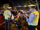 雙手離把快車道上騎電動車  阜陽一00后小伙被處罰  