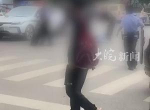 云南一男子持刀杀人？目击者称死者疑为其妻警方：正在调查中