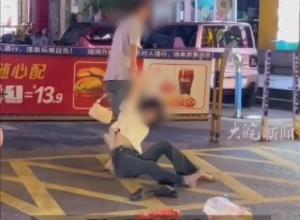 男子因情感问题 
当街殴打女子致其轻伤 
警方通报:男子已被拘留