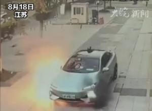 电车路面压到石砖腾空落下 
底盘起火25秒后自行熄灭 
车企CEO:石砖尖角撕裂电池底板