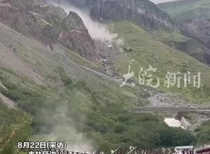 长白山景区山体滑坡，巨石滚落场面惊险，景区回应：距观景台较远，无伤亡