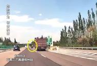 貨車撞到停靠在路邊的黑色轎車，剎車致貨車輪胎都磨冒煙了，目擊者：看到這一幕我感覺有點心慌和手抖