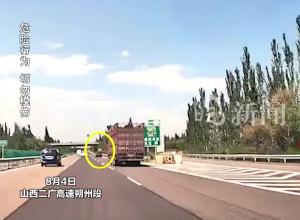 货车撞到停靠在路边的黑色轿车，刹车致货车轮胎都磨冒烟了，目击者：看到这一幕我感觉有点心慌和手抖
