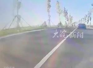 小孩骑行被碾压身亡肇事司机移送检方 知情人：以涉嫌过失致人死亡罪移送
县政府办：此事由刑警大队负责 当地检察院:正在办理