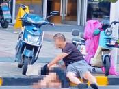 女子醉酒躺路邊遭男子猥褻，路人拍下證據 派出所：正處理