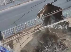 贵州一桥梁垮塌瞬间 三穗交警回应 发现开裂时已交通管制