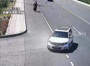 摩托车撞上右拐车辆 
瞬间起火 现场惨烈 
驾驶员不幸身亡