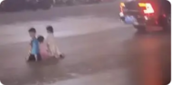 廣東3名幼童被罰跪在馬路中間？當地警方回應