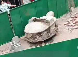 湖南武冈市攀龙桥施工路段 挖出数千斤重巨型石龟 文保部门：将妥善保护 或解开“三龟守城门”之谜
