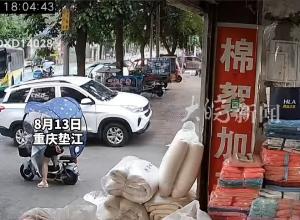 公交车失控撞向路边 撞倒电线杆、树枝 一轿车受损  骑电动车女子紧急避祸