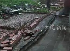 广东东莞一围墙倒塌，一途经男子被压倒，经送医抢救无效死亡 