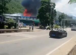 云南临沧市云县一简易房铺面突发大火 当地消防回应:没有人员被困
