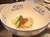 游客吐槽僅1根油潑面卻用超大碗，餐廳回應：加面免費