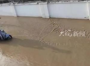 江苏泰州一小区发生自来水管破裂 路面出现大面积塌方