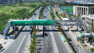合肥經開區集賢路天橋主桁架完成吊裝