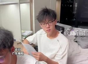双胞胎相似度太高，办理出来的身份证照片竟然搞反了，网友：补办一定不要同一天去