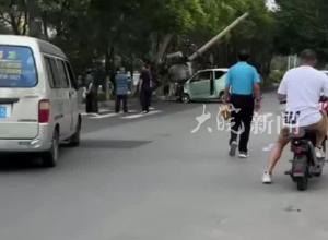 沈阳一司机驾驶小型汽车将电线杆撞倒  交警：单方面责任事故 一人轻伤，已处理完毕
