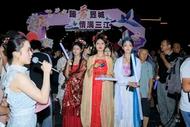 七夕之夜，市民与游客在黄山市共放河灯祈福未来