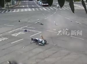 女子骑电动车被撞飞数米 多人出手相助