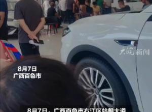 广西百色4人被玻璃压倒身亡