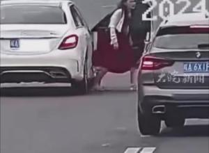 女子高架桥下车欲轻生 
交警一路狂奔救