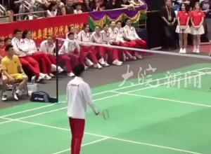 射击冠军盛李豪打羽毛球 满场乱飞 不太熟悉的左右腿 场边马龙和樊振东大笑鼓掌