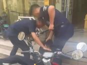 外賣員被2名小區(qū)保安按壓在地，警方通報