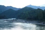山間夏日樂享清涼（組圖）