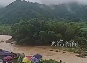 福建龙岩强降雨致河水暴涨，两名垂钓男子被困“孤岛”，无人机、直升机联动救人