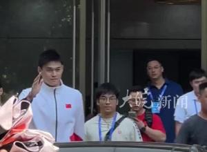 孙杨走出赛场向粉丝微笑挥手示意 粉丝：想陪他重走一遍来时的路