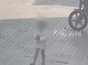 3岁女孩偷溜出门玩 被发现时已离家2公里 只认警察阿姨不认舅舅