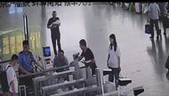 情系乘客伸援手 ，女值班員當上“臨時媽媽”