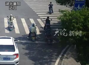 路面油渍致多人滑倒，细心女子发现后车辆横停提醒，第一时间报警清除隐患