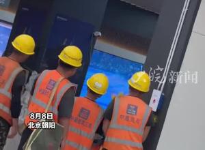 农民工午休时在卖场门口看奥运，导购将他们请进屋 送水送金句，“你们都是为国家出力 都光荣！”