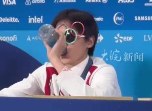 17岁全红婵尽显搞怪本色 夺冠后发布会上戴奥运五环眼镜