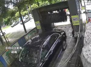 男子自助洗车 停好后到后排拿东西 遭到设备挤压