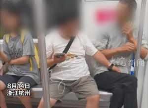 女子地铁上摸大爷身体 
吓跑同排乘客 
大爷这辈子没这么无语过