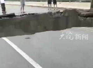 葫芦岛市钢屯镇一桥梁受暴雨影响坍塌 