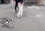 男生在小區門口踢打母親？物業：系業主家事 不便過問街道：打人者已被民警帶走