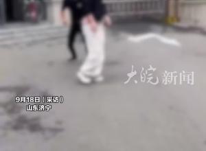 男生在小区门口踢打母亲？物业：系业主家事 不便过问街道：打人者已被民警带走