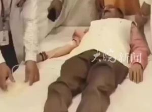 印度一市长献血为莫迪庆生 医生刚要抽血市长坐起:我只是来拍照的
