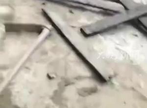 巨石滚落砸中民房 致一村民不幸遇难 回应：已转移周围居民到安全地带
