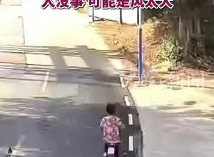 路灯杆断裂砸向骑车人 广东汕头一地村委会回应：人没事，可能是风太大