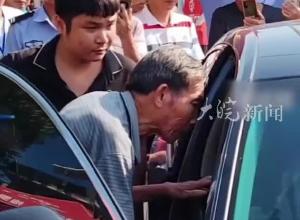 全红婵结束休假归队 爷爷弯下腰对着车内再三叮嘱 全妹摇下车窗叫爷爷回家  