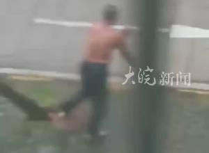 危险危险危险!!!海南一大爷户外打太极硬刚台风摩羯 不料连人带树被掀翻 面对台风待在家中紧闭门窗
