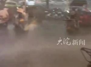 受台风“摩羯”影响，湖南长沙一外卖小哥连人带车险被吹跑