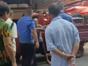福建三明一城管跳起揮拳打老人？回應：老人先挑釁，踹城管襠部